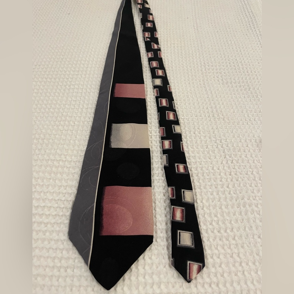 Epic 80s vintage tie.